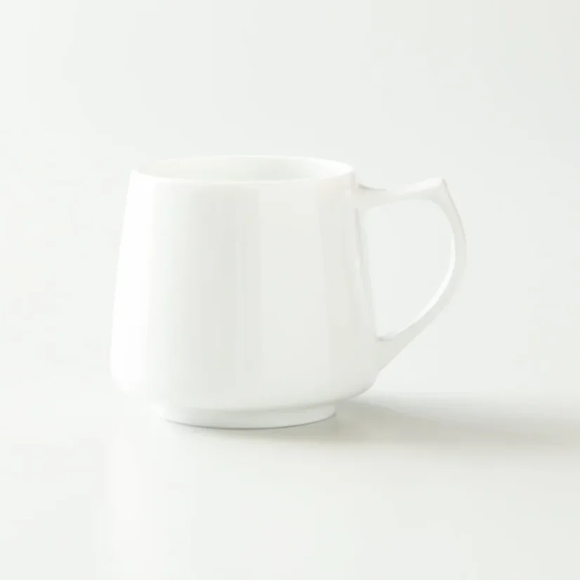 Hrnek z porcelánu.