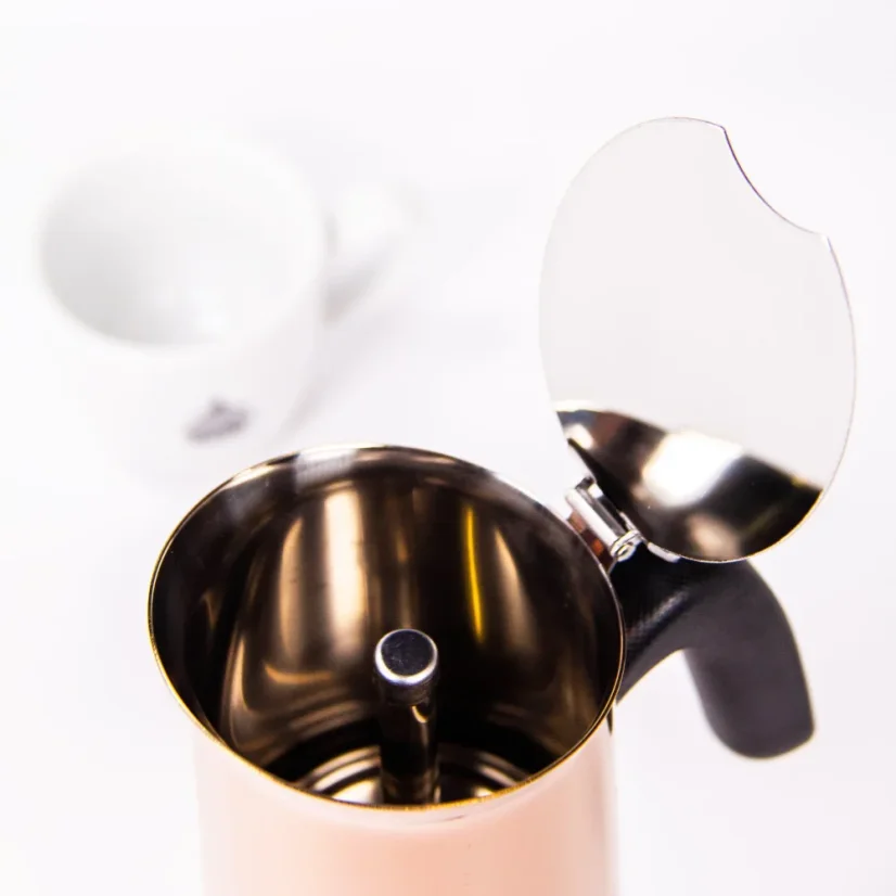 Moka kanna Bialetti New Venus 4 csészére, fehér háttérrel és egy csésze kávéval, belső részlet látható