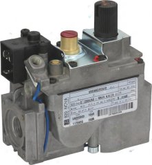 Gasventil Nova mat enger schwaarzer Klemmebox mat dräi Konnektoren, engem Messingstëft an engem Dréiknäppchen.
