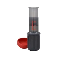 AeroPress Go s objemom 240 ml na bielom pozadí.