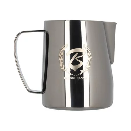 Black Barista Space Sandy Black milk pitcher with a capacity of 600 ml, ideal for preparing milk foam.
