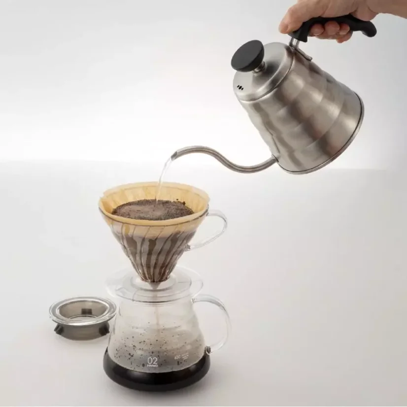 Preparing Hario V60 using a Buono kettle.