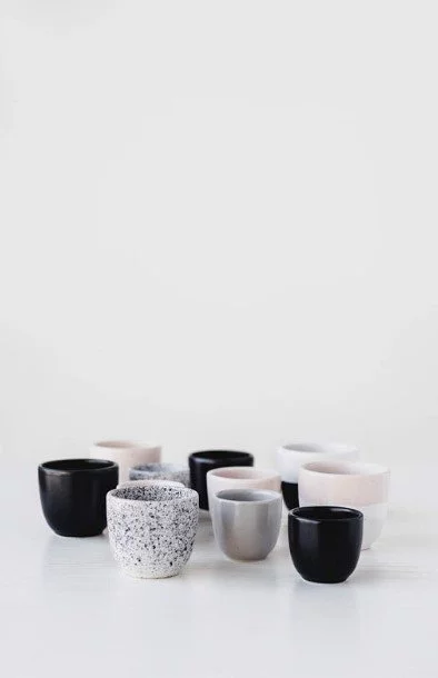 Sélection de tasses Aoomi de différentes couleurs et tailles.