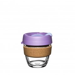 Szklany kubek do kawy z fioletową pokrywką i uchwytem na korek.