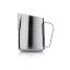 Pichet barista noir pour mousser le lait de 600 ml sur un fond blanc Pichet barista noir pour mousser le lait de 600 ml sur un fond blanc