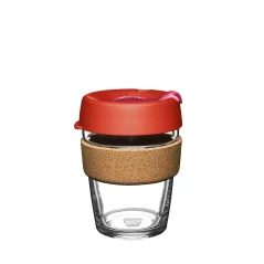 Glas-Kaffeebecher Keepcup Daybreak mit Korkgriff und rotem Deckel.