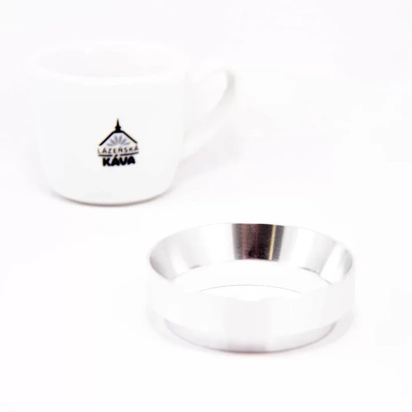 Funnel de remplissage argenté de 58 mm sur fond blanc avec une tasse.