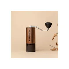 A kézműves kávédaráló C40 MK4 Nitro Liquid Amber kiváló minőségű rozsdamentes acélból készült, ami hosszú élettartamot és tartósságot biztosít.