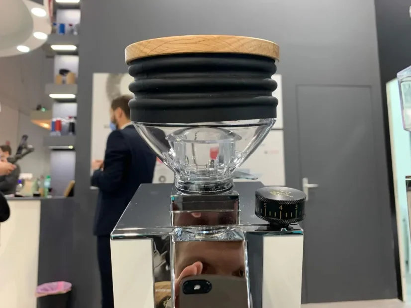 Biely espressový mlynček na kávu Eureka ORO Mignon Single Dose, ideálny pre prípravu filtrovanej kávy.