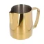 Zlatá kanvička na mlieko Barista Space Golden s objemom 600 ml, ideálna pre milovníkov kávy. Zlatá kanvička na mlieko Barista Space Golden s objemom 600 ml, ideálna pre milovníkov kávy.