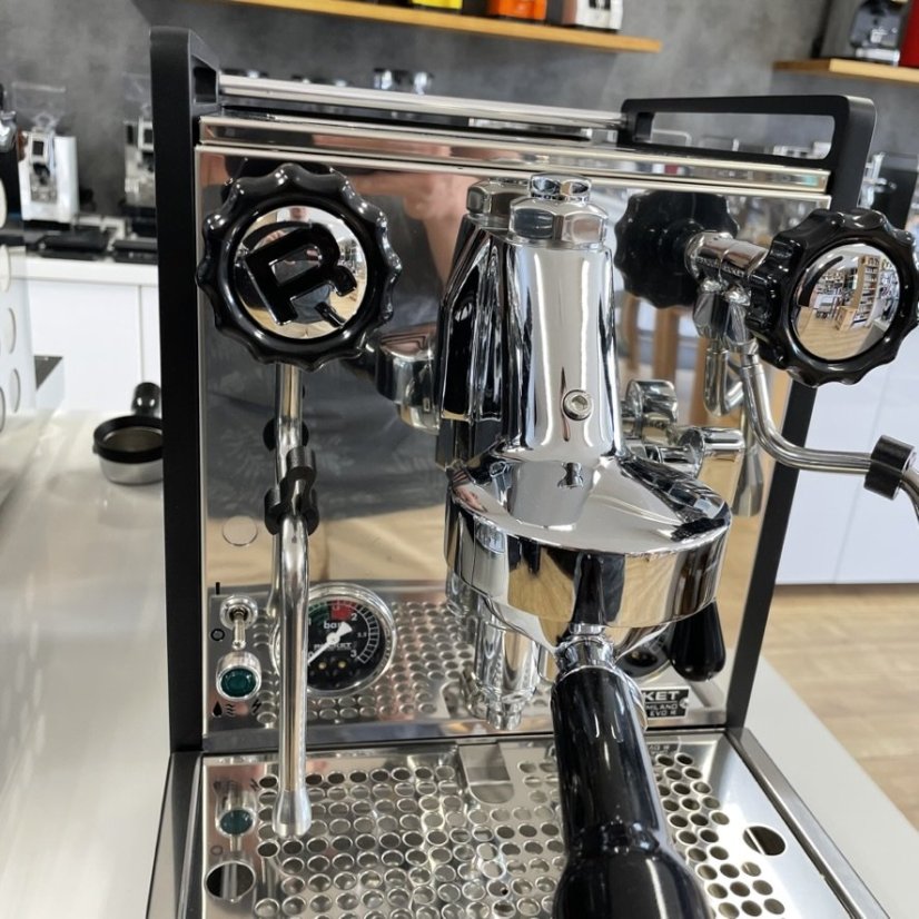 Manuálny domáci pákový kávovar Rocket Espresso Mozzafiato Cronometro R v čiernej farbe pre milovníkov espressa.