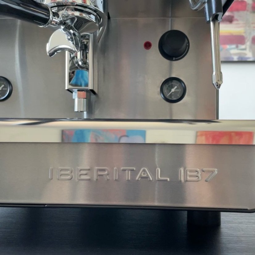 Professional lever espresso machine IB7 Standard 1GR with a special hot water wand.