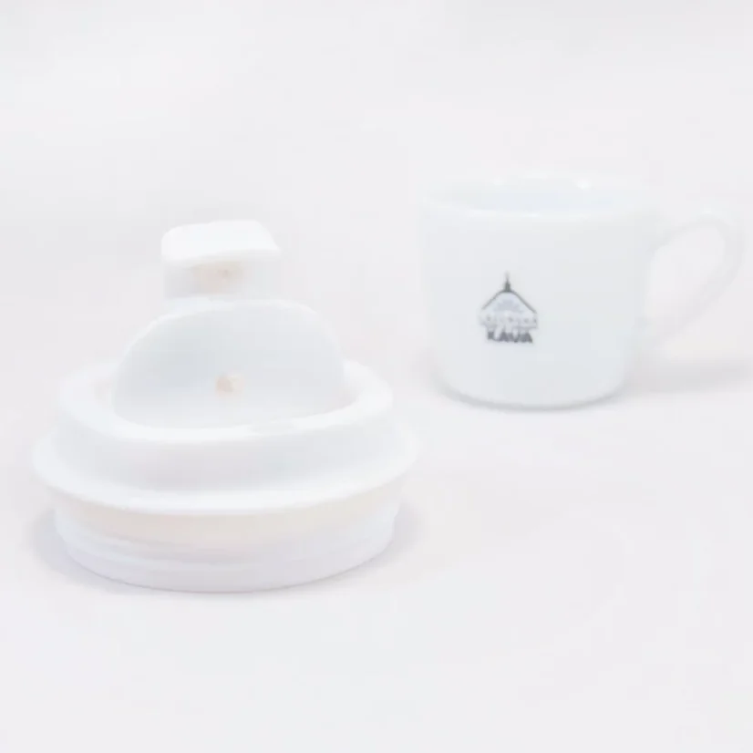Biały termokubek podróżny Asobu Cafe Compact o pojemności 380 ml, wykonany z tworzywa sztucznego.