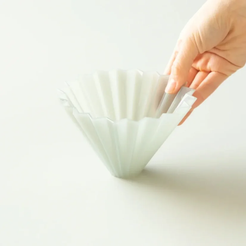 Plastový dripper Origami Air vo veľkosti M. Matný sivý variant.