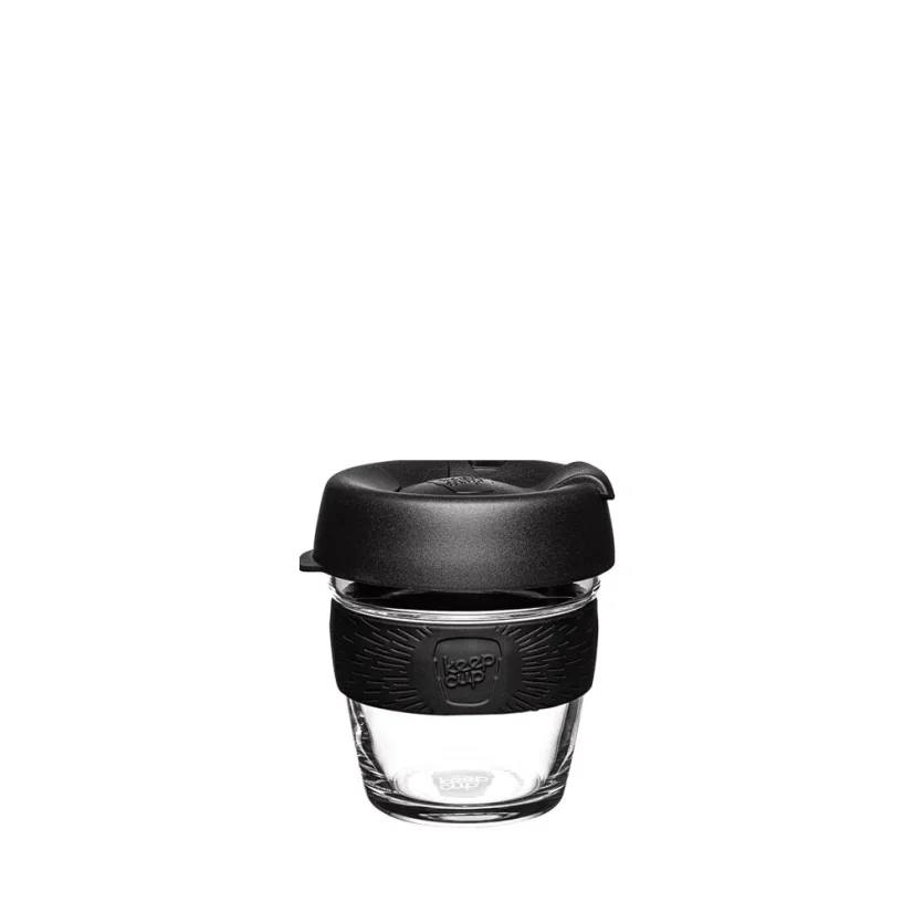 Sklenený termo hrnček KeepCup Brew Black XS 177 ml s čiernym viečkom a čiernou úchytom na bielom pozadí.