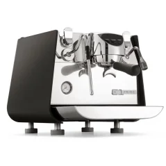 Ammattimainen musta Victoria Arduino Eagle One Prima -kahvinkeitin, joka soveltuu erinomaisesti espresson ja muiden kahvijuomien valmistukseen.