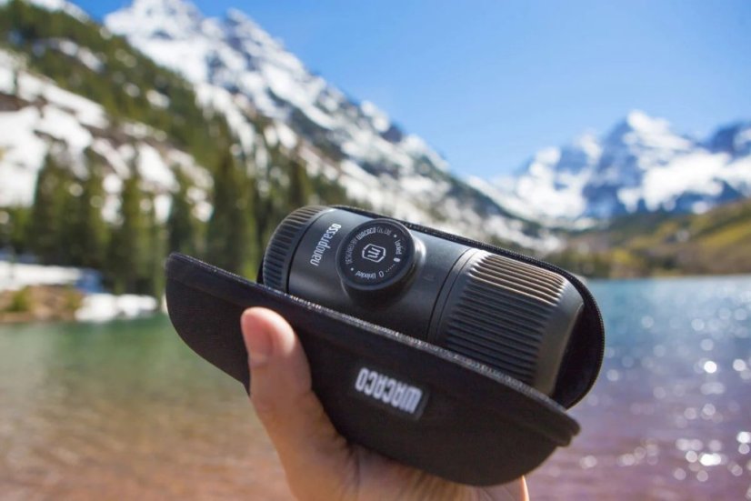 Wacaco Nanopresso v sivej farbe na cestách. V pevnom obale pre bezpečný prenos.