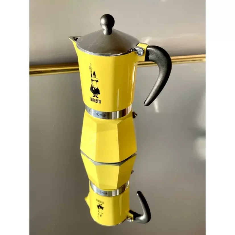 La cafetière moka Rainbow en jaune vif apporte un design vivant et stylé à votre cuisine.