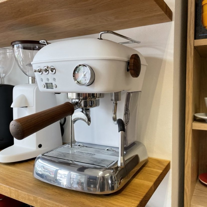 Domowy ekspres ciśnieniowy Ascaso Dream PID w wyrazistym białym kolorze, idealny do przygotowania kawy espresso.