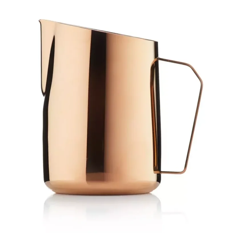 Konvička na mlieko Barista & Co Dial In Milk Pitcher v ružovej mosadzi s objemom 600 ml, ideálna na prípravu kávy ako od baristu.