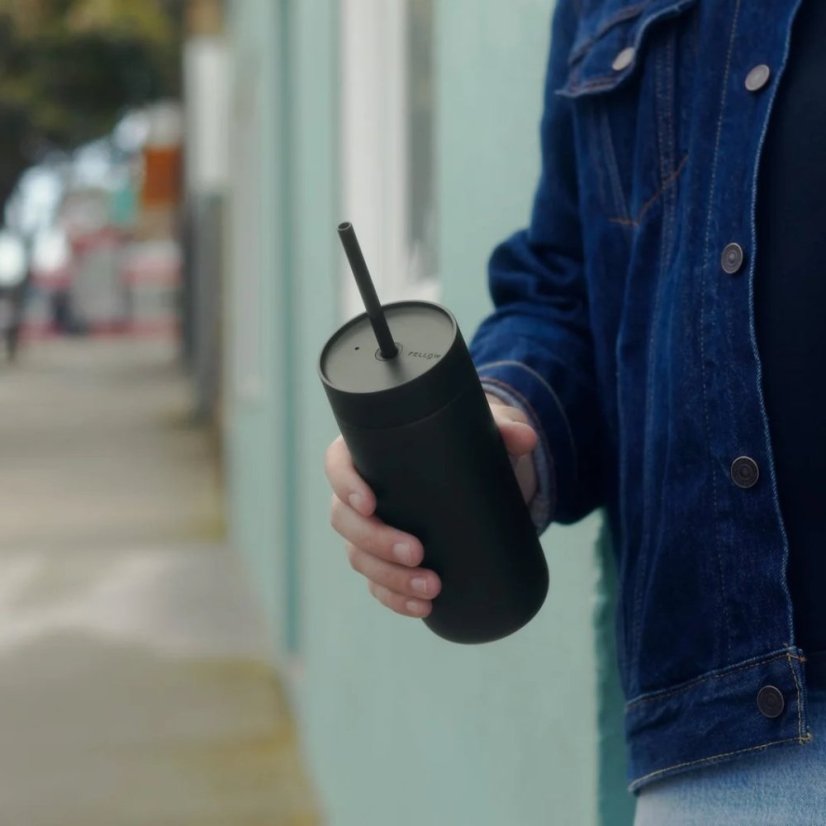 Tasse isotherme avec paille pour boissons froides en couleur noire.