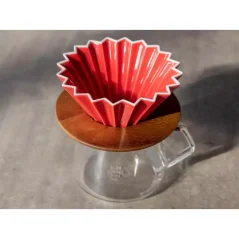 The Origami dripper M in red, with a capacity of 1000 ml, is the perfect choice for fresh coffee enthusiasts. The Origami dripper M in red, with a capacity of 1000 ml, is the perfect choice for fresh coffee enthusiasts.