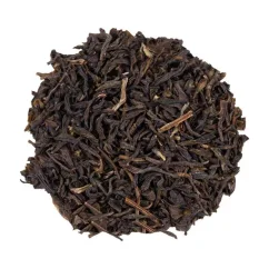 Bábos fehér tea Vietnamból Mao Feng Organic fehér háttér előtt, felülről nézve.