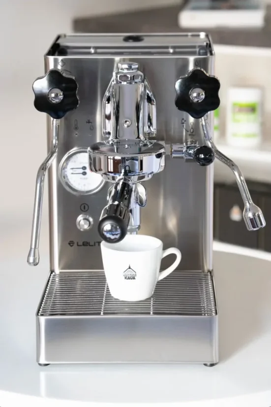 Tasse de café avec machine à expresso Lelit Mara. 