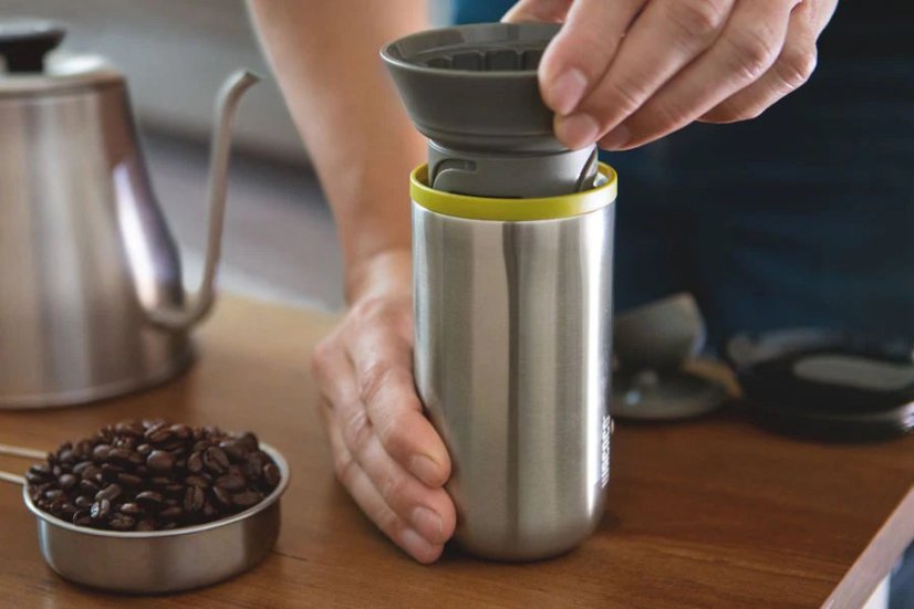 Preparation of coffee in the Wacaco Cuppamoka coffee maker.
