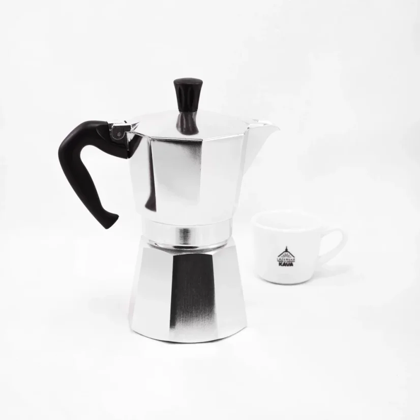 Silberne Moka-Kanne von Bialetti Moka Express für 6 Tassen auf weißem Hintergrund mit einer Tasse mit Kaffee-Logo.