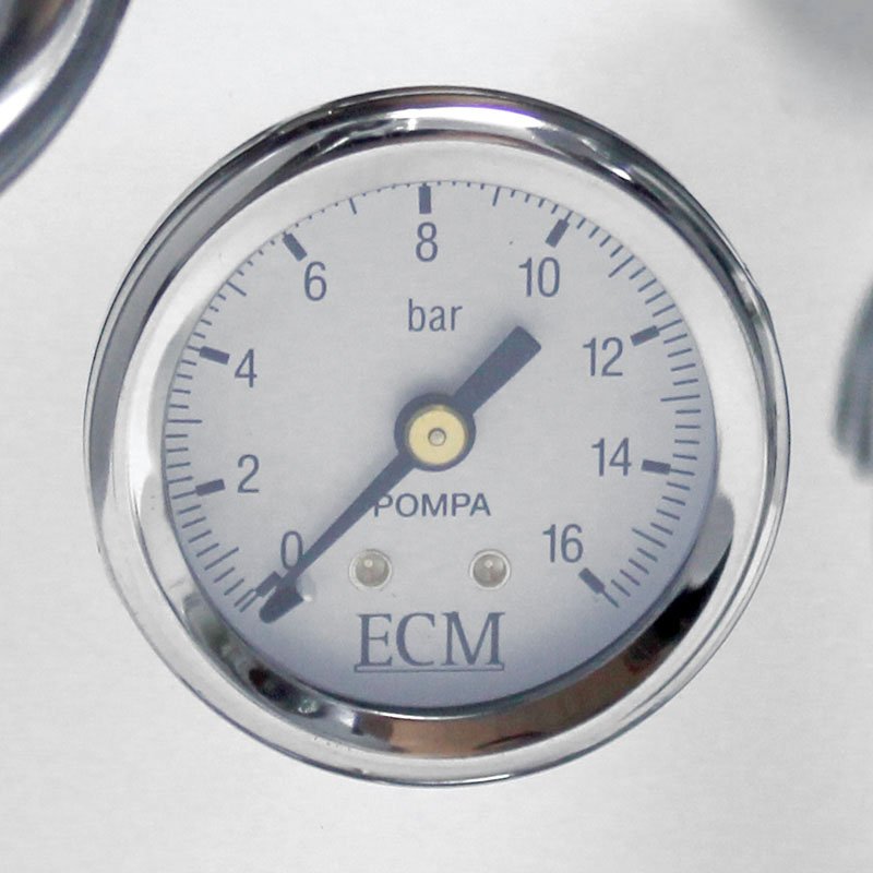 Zintegrowany manometr ułatwia sprawdzenie ciśnienia ekstrakcji podczas parzenia kawy.