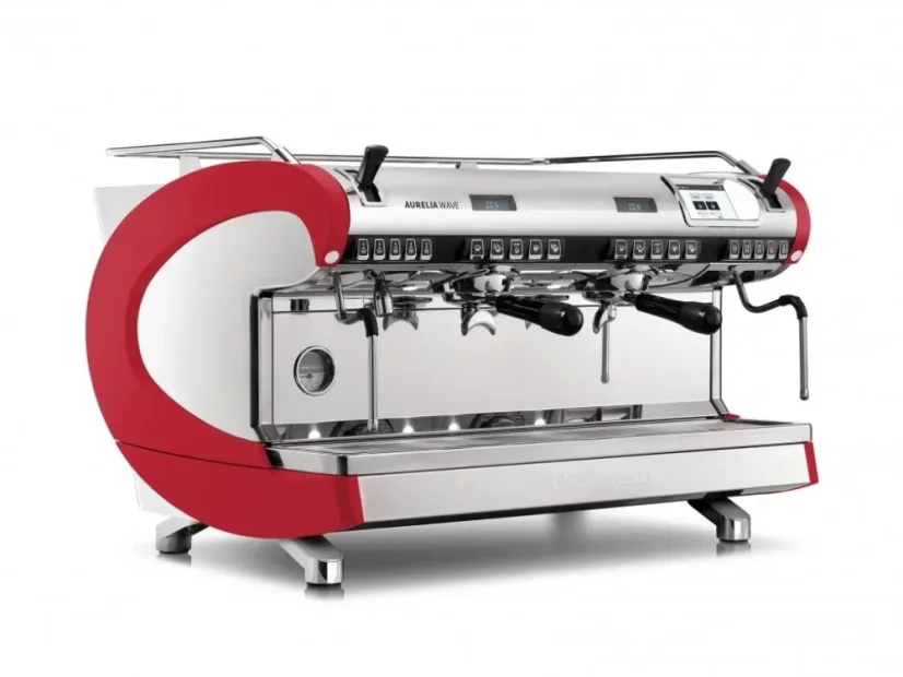 Červený kávovar Nuova Simonelli Aurelia UX s dvomi hlavami.