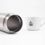 Liegender Thermobecher Kinto ohne Deckel auf weißem Hintergrund mit einer Tasse Kaffee.