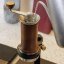 Préparation du café dans une cafetière manuelle Aram. Préparation du café dans une cafetière manuelle Aram.