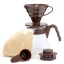 Sada na prípravu kávy vo V60 od Hario v hnedej farbe s papierovými filtrami, hnedou lyžičkou na kávu, hnedým dripperom a poklopom pre sklenenú kanvicu.