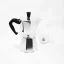 Silberne Moka-Kanne von Bialetti Moka Express für 6 Tassen auf weißem Hintergrund mit einer Tasse mit Kaffee-Logo.