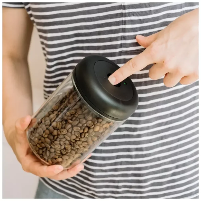 Transparent container for coffee and tea with a volume of 1200 ml and a black lid;