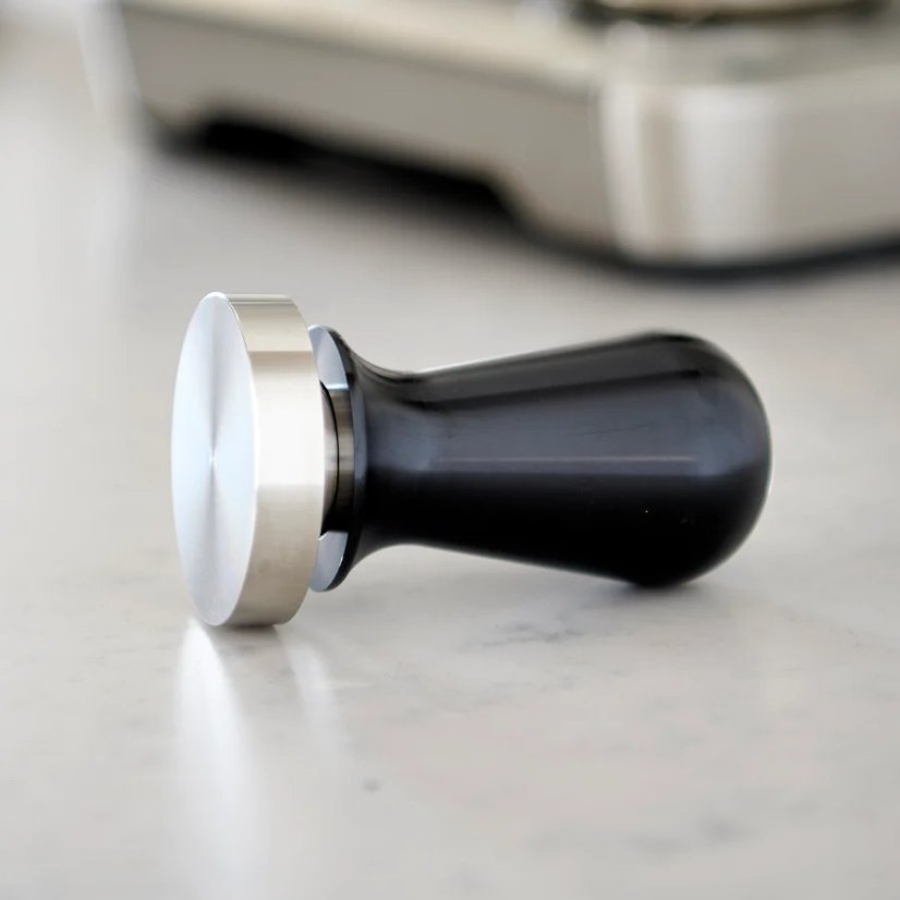 Tamper calibré noir de 53 mm.