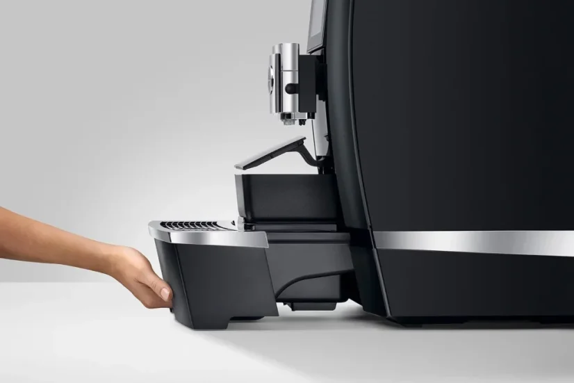 The drip tray can easily be removed with one hand.