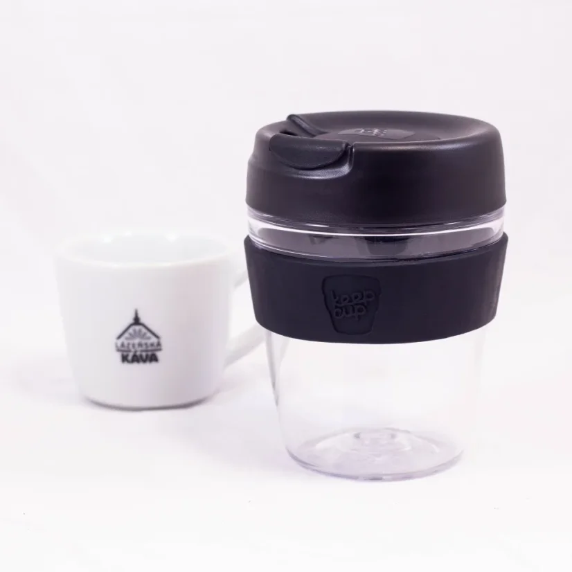 Plastischer Thermobecher KeepCup Kit mit schwarzem Deckel auf weißem Hintergrund mit einer Tasse Kaffee