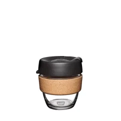 Čierny cestovný hrnček KeepCup Brew Cork s objemom 227 ml, ideálny na kávu.