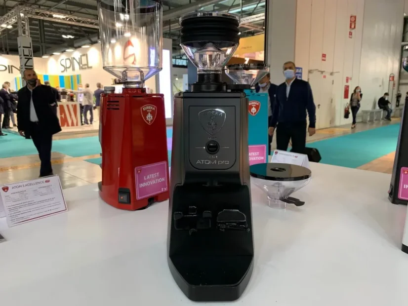 Mlynček na kávu Eureka Atom Pro, ideálny pre prípravu espressa.
