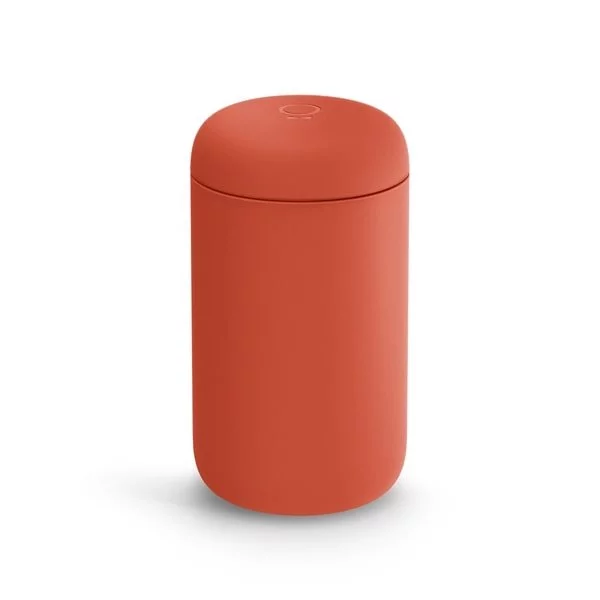 Czerwony kubek termiczny Fellow Carter Everywhere Mug o pojemności 473 ml, zaprojektowany z myślą o ekologicznie świadomych konsumentach.