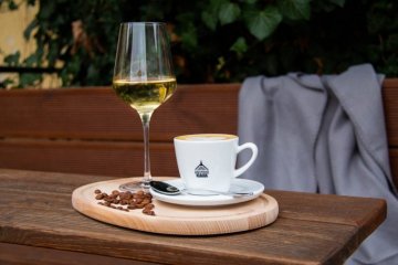 Café frente a vino