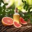 Sklenená fľaštička so 100% prírodným esenciálnym olejom z grapefruitu o objeme 10 ml od značky Pěstík s citrusovou arómou.