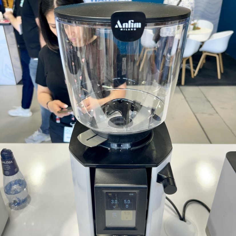 The Anfim Luna grinder is the perfect choice for pastry shops that require precise coffee grinding for their offerings.