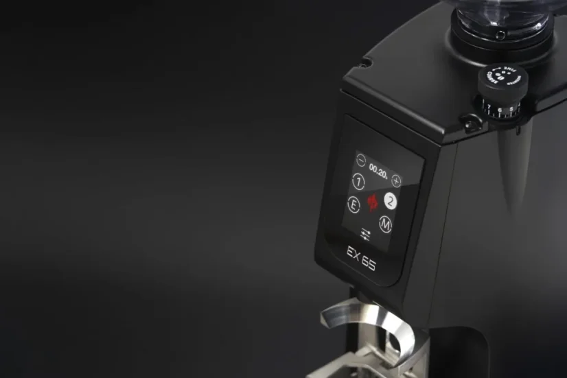 Espresso mlynček na kávu Eureka Atom Excellence 65 v čiernej farbe, s mlecími kameňmi z ocele.