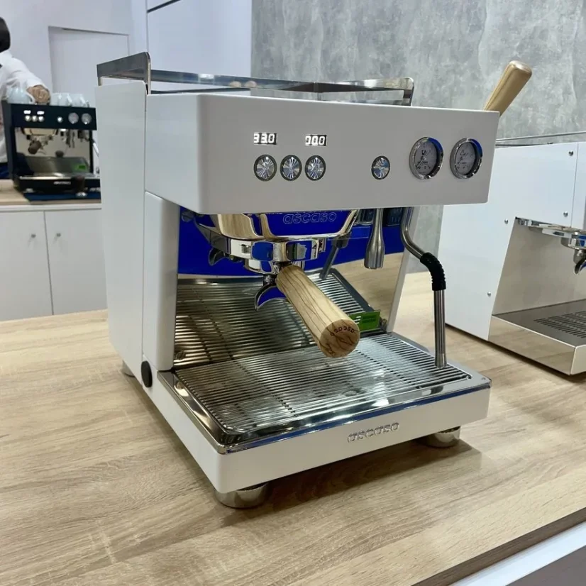 Machine à café espresso domestique Ascaso Baby T Plus de couleur Cloud White avec un temps de chauffe de 10 minutes.