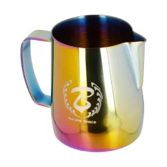 Roosa kroomitud piimakann 350ml mahutavusega ja Barista space rainbow logoga Roosa kroomitud piimakann 350ml mahutavusega ja Barista space rainbow logoga