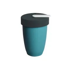 Caneca térmica azul Loveramics Nomad com capacidade de 250 ml, adequada para uso em carrinhos de bebê.